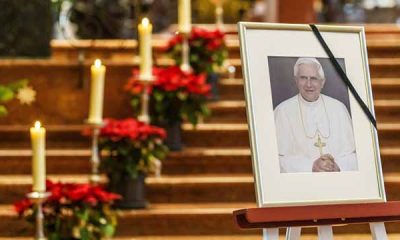 El cuerpo de Benedicto XVI reposa en el féretro preparado para el funeral