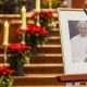 El cuerpo de Benedicto XVI reposa en el féretro preparado para el funeral