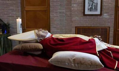 Francisco el primero en velar a Benedicto XVI tras su muerte