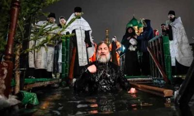 Miles de rusos reciben la Epifanía ortodoxa con baños helados