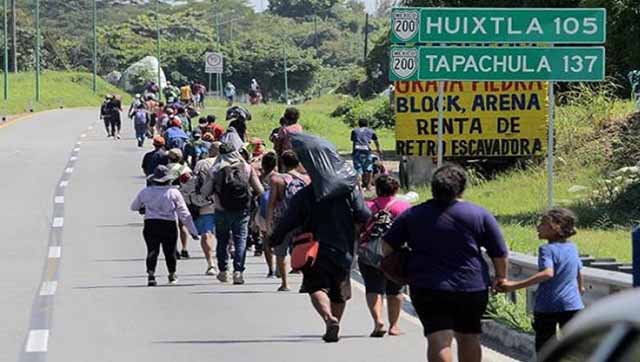 Migrantes desisten de caravanas y se entregan en la frontera de México