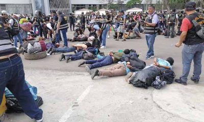 Policía de Lima desaloja manifestantes de la Universidad San Marcos