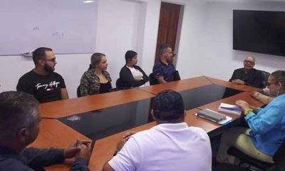 Con el objetivo de dar a conocer las nuevas normativas que regirán en el municipio sobre el respeto de los derechos de convivencia ciudadana y el expendio de licor, representantes de la alcaldía de Carrizal sostuvieron una reunión con los representantes del sector licorero. La reunión que se realizó en el Salón Urquía de la sede principal del ayuntamiento, estuvo encabezada por Gregorio Briceño, gerente de Seguridad Ciudadana, quien conversó con los comerciantes en relación al cumplimiento del horario de funcionamiento de los establecimientos y las denuncias de contaminación sónica que se presentan en algunos los negocios. “Cumpliendo instrucciones del alcalde José “Chonchón” Morales, estamos sosteniendo encuentros con este sector, las cuales han sido muy productivas y armoniosas, a quienes les hemos alertado sobre las sanciones que pueden ser objeto por el incumplimiento de las ordenanzas y leyes que rigen la materia, como Ordenanza de Convivencia Ciudadana y la Ordenanza de Industria y Comercio”. Briceño, anunció que a partir de esta fecha realizarán operativos diarios, a pesar de que los hechos generalmente se presentan los fines de semana, para lo cual se conformó un equipo de trabajo denominados “policías tributarios”, dependientes de Seguridad Ciudadana, que estarán solapados a la policía municipal, a los fines de garantizar el buen trato a los empresarios y comerciantes, y no se violenten sus derechos. No obstante, reiteró que quienes incumplan las normas establecidas en las ordenanzas y estatutos del municipio serán sancionados y después de incurrir en tres faltas les será suspendida la licencia. Finalmente, el gerente de Seguridad Ciudadana informó a los asistentes que, en caso de que se realicen eventos de promoción, tienen la obligación de solicitar ante la alcaldía los permisos pertinentes. Prensa Alcaldía de Carrizal.