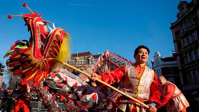 China celebra el Año Nuevo Lunar con multitudes de personas en casas y templos