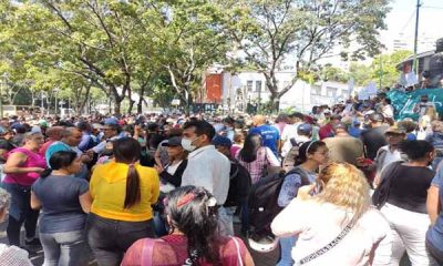 Docentes y trabajadores cumplen una semana en protesta por mejores salarios