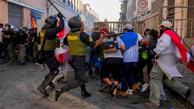 Perú: nuevos enfrentamientos entre Policía y manifestantes; bloqueos generan escasez