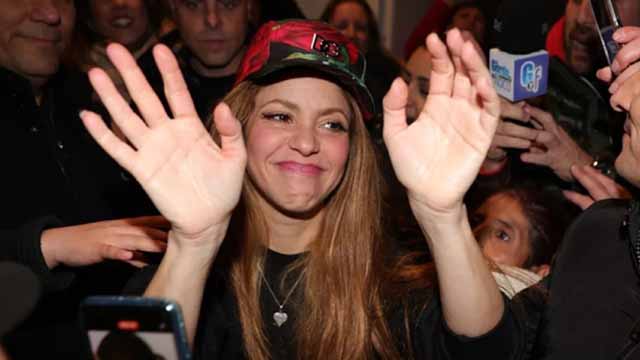 Fanáticos sorprenden a Shakira en sus 46 primaveras
