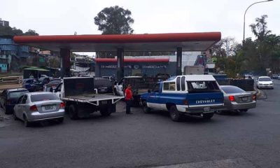 Los Nuevos Teques: Con cedula en mano se surte gasolina en la bomba de gasolina