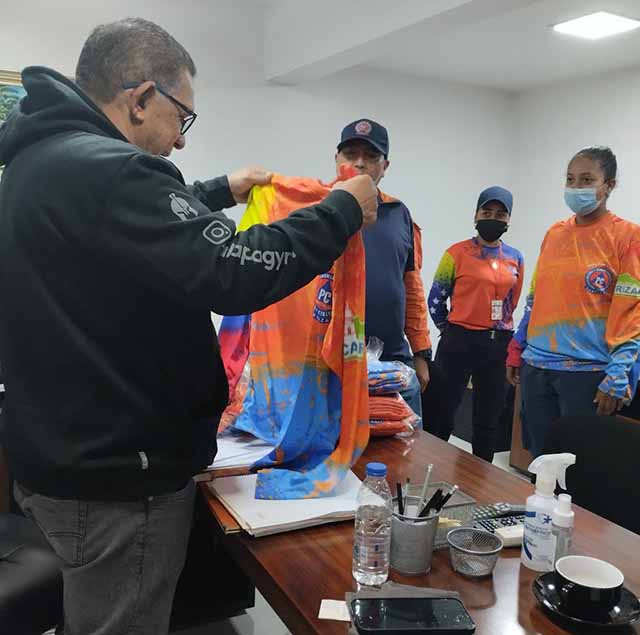 Alcalde Morales entregó uniforme a voluntarios de Protección Civil