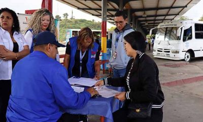 Los Teques.- 20/02/2023, Desde el pasado viernes 17 de febrero un total de cinco mil 870 usuarios se han movilizado desde el terminal d Los Lagos, de Los Teques, a través de las diferentes rutas que cubren las distintas líneas que le dan vida a este terminal de pasajeros. Así lo informó el Inspector Carlos Andrade, Secretario de Seguridad Ciudadana del municipio Guaicaipuro, quien además indicó que, “se han recibido y trasladado esta gran cantidad de pasajeros, asegurándonos que siempre reciban el mejor trato por parte de los choferes y colectores de las 150 unidades que se encuentran activas durante el asueto de carnaval”. En este sentido destacó que las rutas más frecuentadas son Maracay, Valencia, La Victoria y Cagua. El también director de Poliguaicaipuro destacó que los funcionarios de este cuerpo de seguridad se mantuvieron activos durante esta jornada, “nuestra policía también estuvo presente realizando las verificaciones a través del Sistema de Información Policial” El Sistema de protección Integral del Niño, Niña y Adolecente (Sproinna) Guaicaipuro también ofreció sus servicios de tramitación de permisos de viaje a quienes lo requirieron, también abordaron las unidades brindando pequeñas charlas a los pasajeros sobre la importancia de tramitar estos permisos cuando viajan con niños, niñas y adolescentes./HA. Prensa Alcaldía de Guaicaipuro