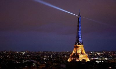 Torre Eiffel se ilumina con los colores de Ucrania a un año de la invasión