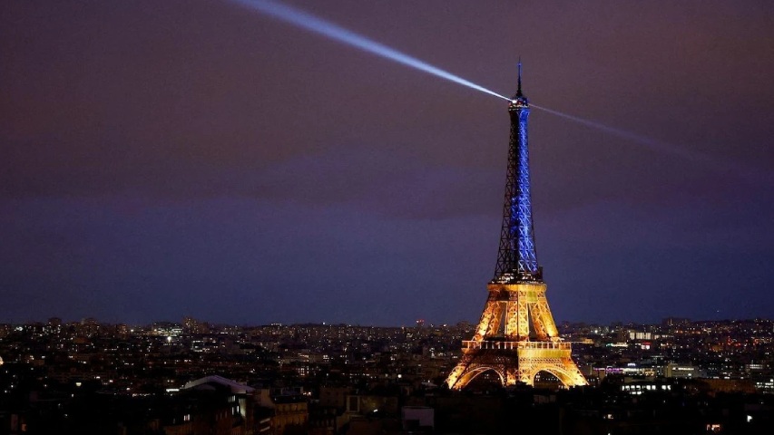 Torre Eiffel se ilumina con los colores de Ucrania a un año de la invasión