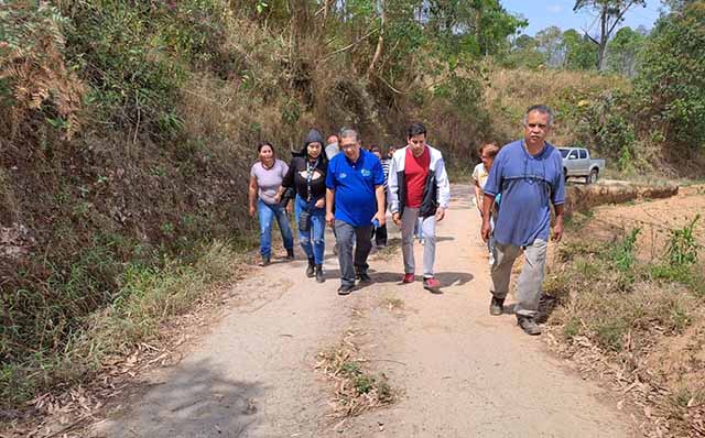 Alcalde de Carrizal evalúa proyectos de recuperación de la vialidad de Lomas de Club de Campo junto a los vecinos