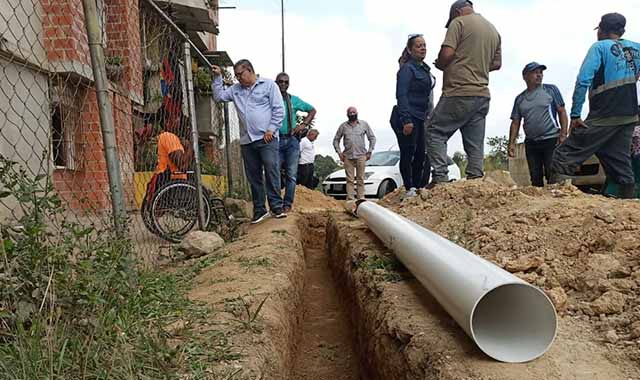 Instalan más de 45 metros de tuberías de recolección de aguas pluviales en La Ladera