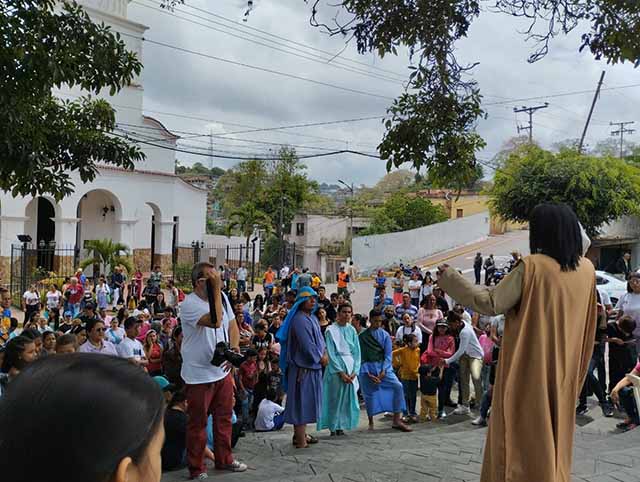 Dramatización de la Pasión y Muerte de Jesucristo en Plaza Bolívar del municipio Carrizal este Viernes Santo