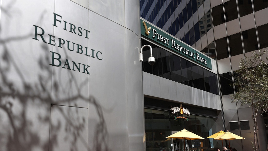 Autoridades de EE.UU. venden el problemático First Republic Bank tras fracasar intentos del sector privado.