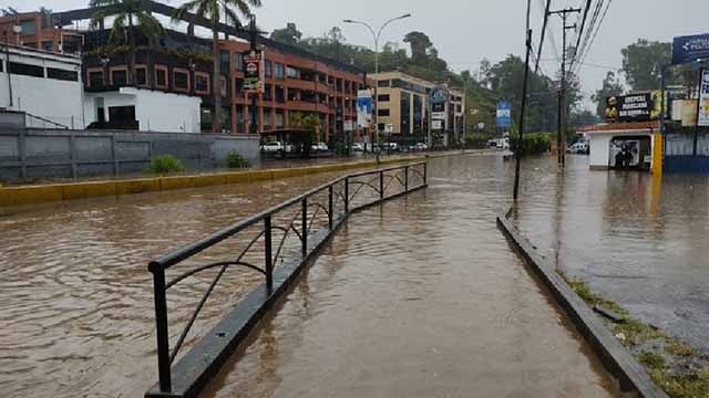 Lluvias causan anegaciones en varias zonas de Caracas y Miranda
