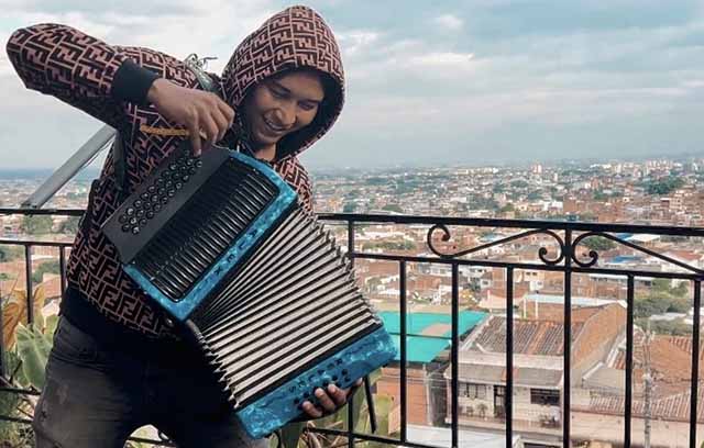 Alex Reales 'El Rey del Vallenato' presenta su contagiosa fusión de ritmos en 'La Protagonista