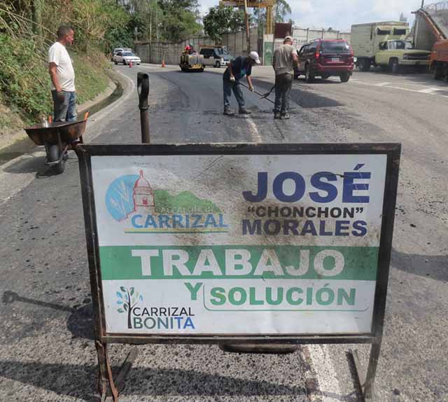 Alcaldía coloca más de 60 toneladas de asfalto en Puente de Carrizal
