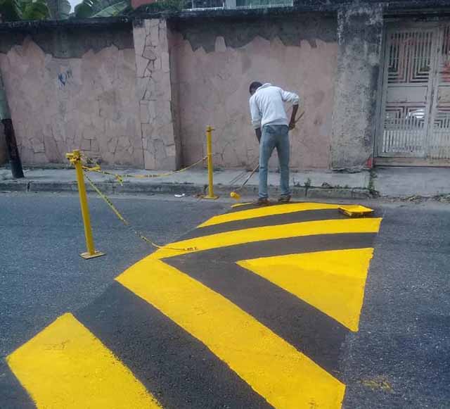 ServiCarrizal coloca reductores de velocidad en calles principales y secundarios de Carrizal
