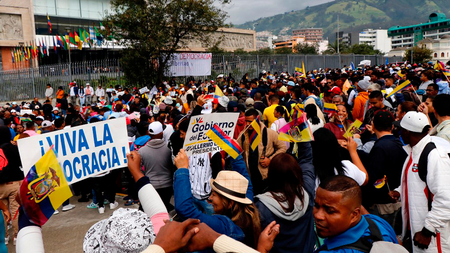 Simpatizantes de Guillermo Lasso se concentran antes del juicio político en Ecuador