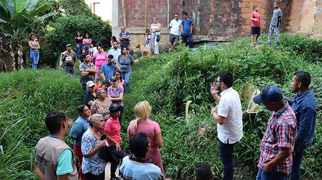 Alcalde Farith Fraija lleva soluciones a comunidades guaicaipureñas con dotaciones
