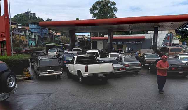 Disminución de colas de gasolina en E/S Los Nuevos Teques: Organización y compromiso para un servicio eficiente