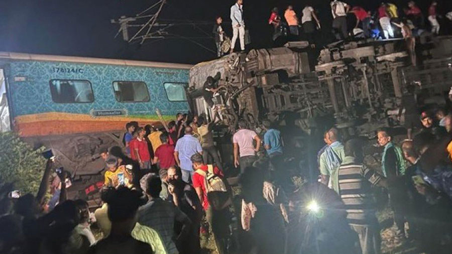 Fatal choque de trenes en India: Decenas de muertos y cientos de heridos en Odisha