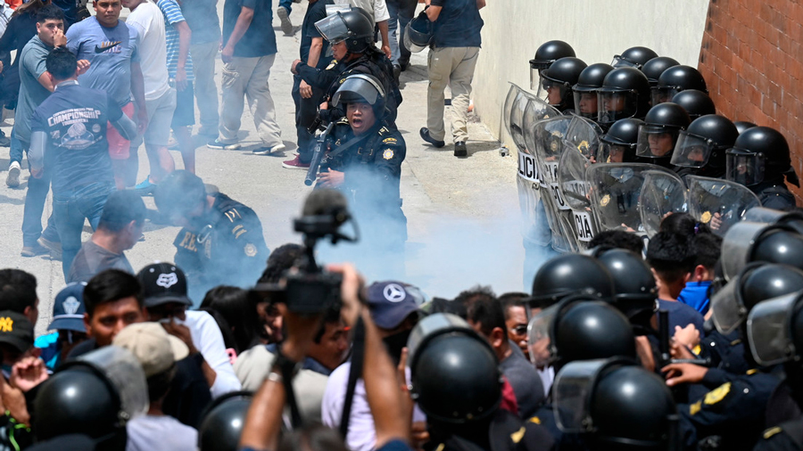 Protestas tras comicios en Guatemala: queman papeletas y mobiliario electoral en Puerto San José