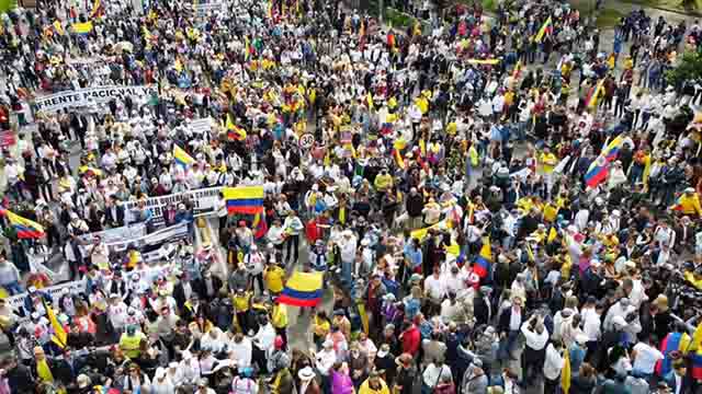 Gustavo Petro enfrenta más protestas y la caída de su reforma laboral en Colombia