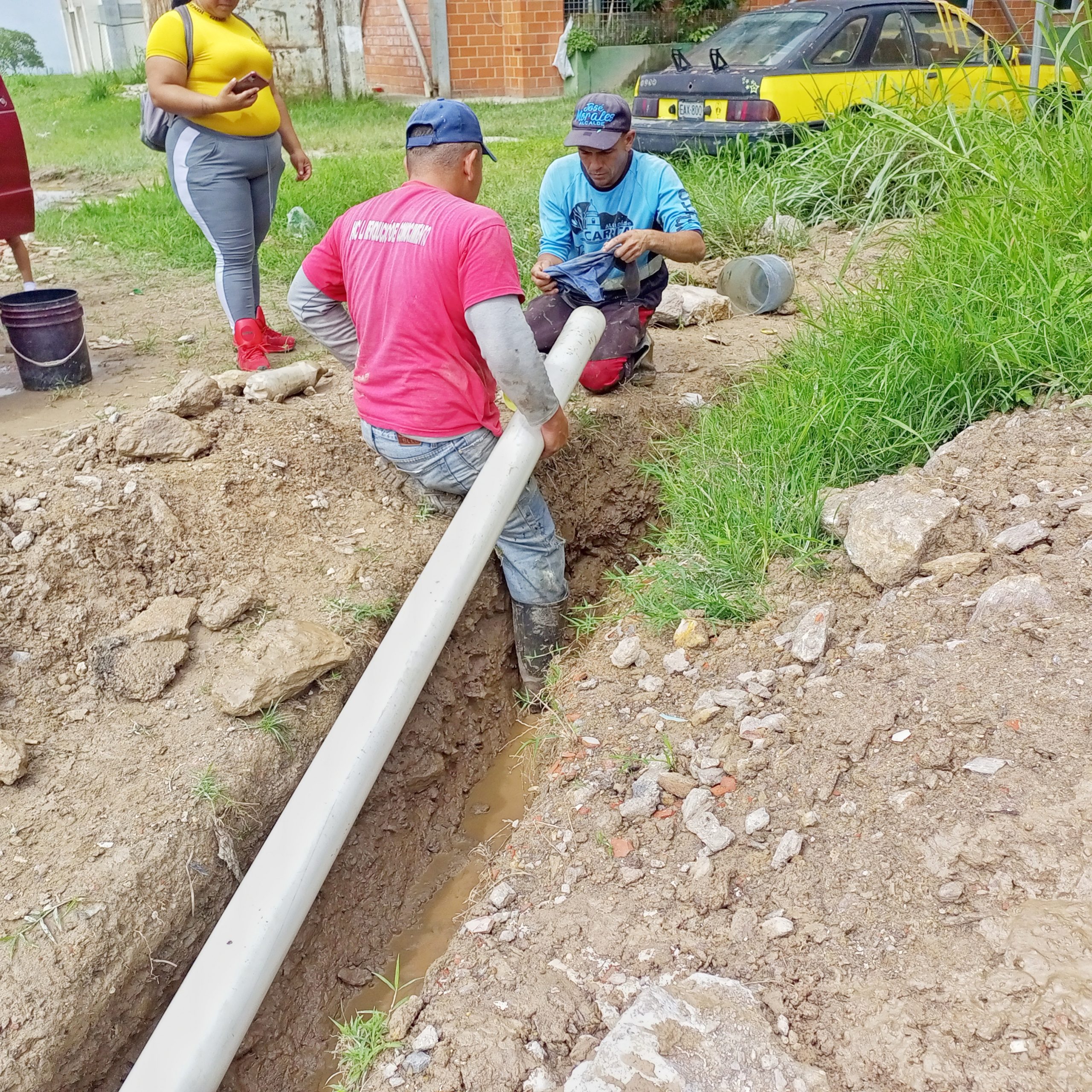 Para atender problema de aguas servidas Alcaldía de Carrizal entregó 26 mts de tubería a vecinos de torre I de La Ladera