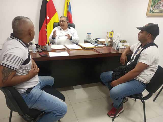 Alcalde Morales instala mesa de trabajo con transportista