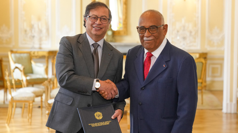 Presidente de Colombia recibe cartas credenciales del nuevo embajador de Venezuela