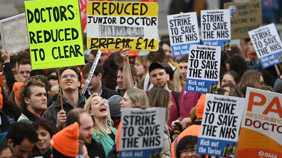 Médicos Especialistas de Inglaterra Inician Histórica Huelga por Mejoras Salariales