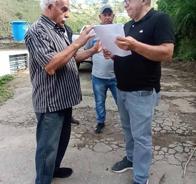 "Alcalde de Carrizal supervisa comunidad y evalúa muro en riesgo de derrumbe"