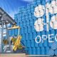 OPEP+ confirma recortes de oferta petrolera para apuntalar precios del crudo