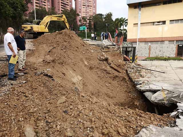 Alcaldía de Carrizal retira escombros del Centro Comercial Colinas de Carrizal tras colapso de embaulamiento