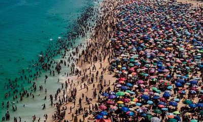 Playas en Río de Janeiro colapsan por ola de calor