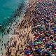 Playas en Río de Janeiro colapsan por ola de calor