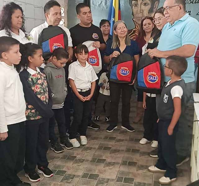 Alcaldía de Carrizal y Helados Cali entregan Kits Escolares a la UE Simón Bolívar