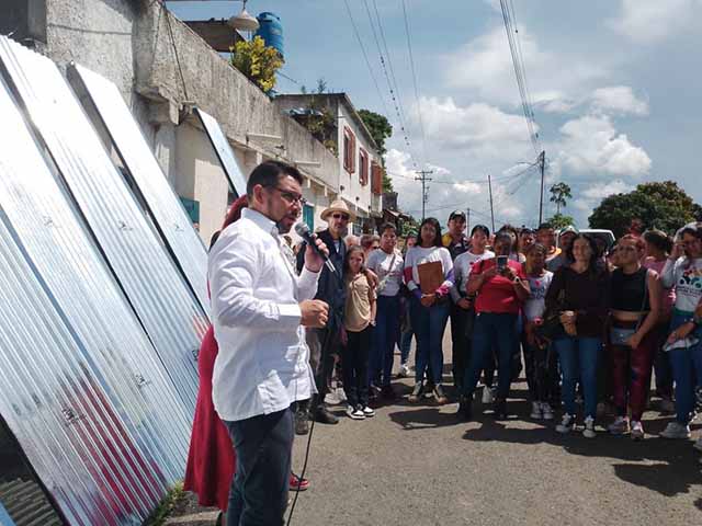 Alcalde Farith Fraija entrega techos a familias afectadas por lluvias en Guaremal