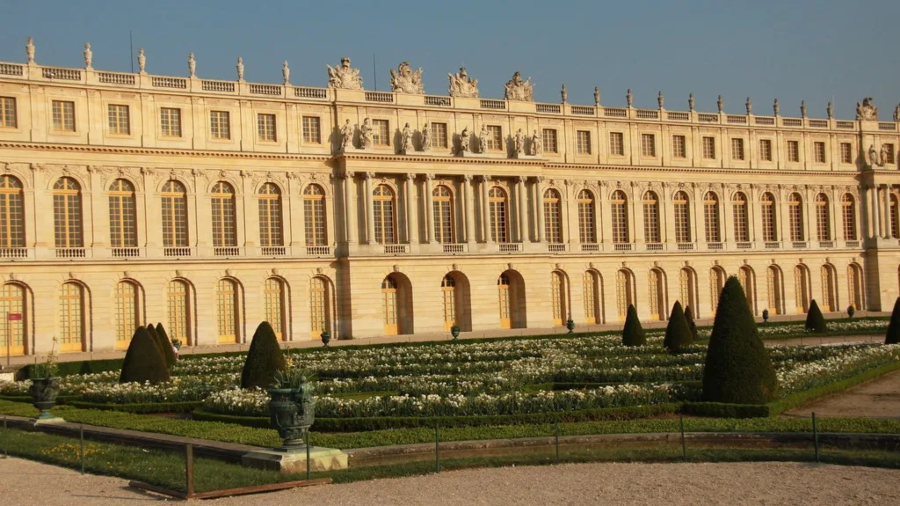 Alertas de Bomba en Francia: Evacuación de Palacio de Versalles y Aeropuertos