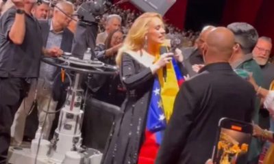 Adele Soprende a sus Fans Venezolanos al Lucir la Bandera de Venezuela en Concierto en Las Vegas