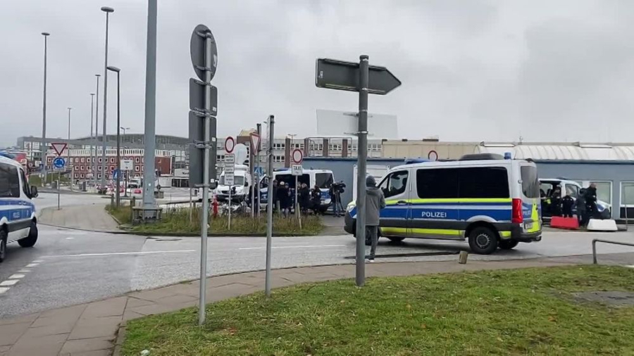 Hombre Armado que Retuvo a su Hija en Aeropuerto de Hamburgo es Detenido - Niña Ilesa