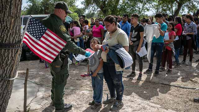 Migrantes esperan legalidad en frontera sur de EE.UU.