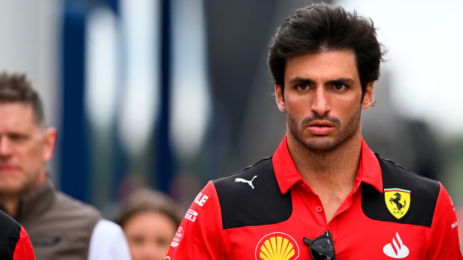 Carlos Sainz Revela Conversaciones para Renovar con Ferrari hasta 2024