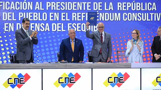 CNE entrega acta con resultados del referéndum al presidente Maduro y la AN