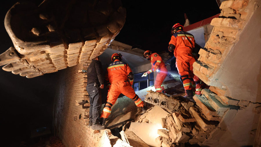 Continúan las tareas de rescate en noroeste de China tras terremoto que dejó 127 muertos