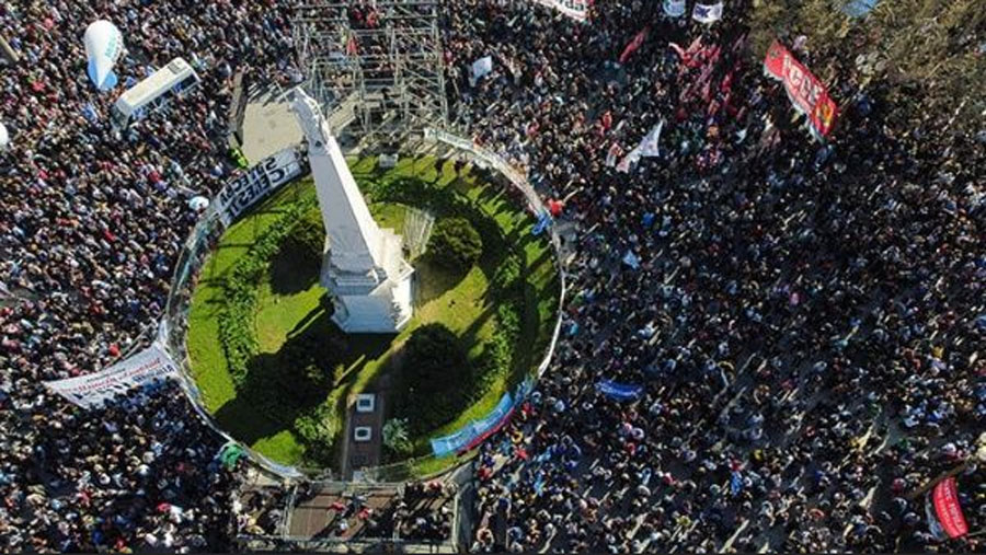 Marcha contra ajustes y medidas anti-protestas en Argentina