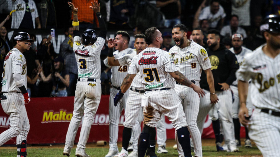 Leones del Caracas Domina a Magallanes en una Noche Estelar: 8-4